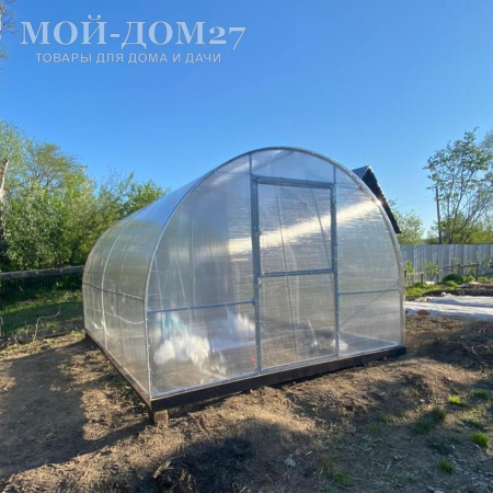 Теплица Сибирская Усиленная 4 метра с поликарбонатом | Мой-Дом27 | Каркас изготовлен из оцинкованной замкнутой трубы 20*20 мм.<br>
 Ширина - 3&nbsp;метра. Высота - 2,1 метра. Длина 4&nbsp;метра.&nbsp;<br>
 Выдерживаемая снеговая нагрузка - 100 кг/м2. Выдерживаемая ветровая нагрузка - до 15 м/с.<br>
 Расстояние между дугами 1 метр.&nbsp;<b>Толщина металла дуг 1,2 мм</b>.&nbsp;Ширина двери 0,96 метра.<br>